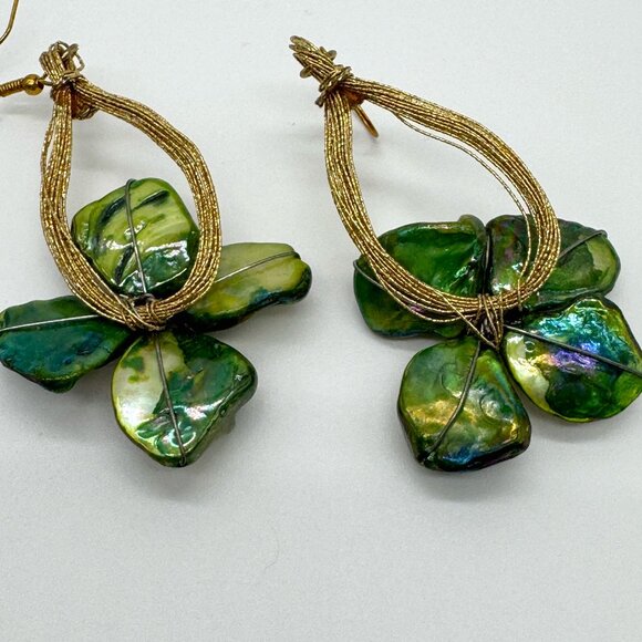 Sea Shells Flower Dangling Pierced Earrings Green Gold Tone Hook - Picture 4 of 8